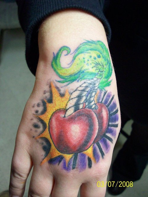 Tatuaggio opera d&quotarte due ciliegie come le bombe