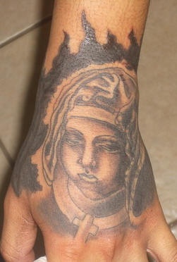Nichtfarbiges Tattoo von ernster bedächtiger Nonne an der Hand