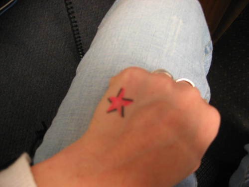 Tatuaje en la mano, doble estrella, rojo y negro