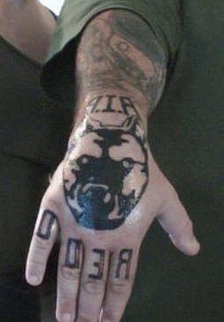 Tatuaje en la mano, hocico del perro enfadado, nombre