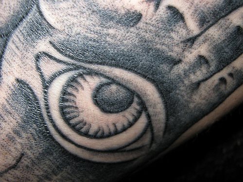 Tattoo von großem realistischem offenem Auge in Schwarz an der Hand