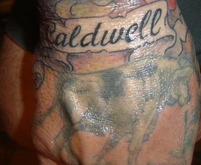 Tattoo von schönem Büffel mit stilisierter Inschrift an der Hand