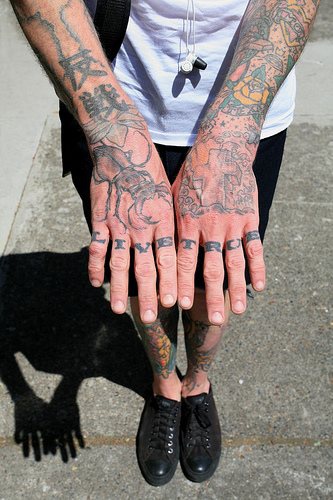 Tattoo &quotLive true", Skarabäus und Hieroglyphen  an Händen und Fingern