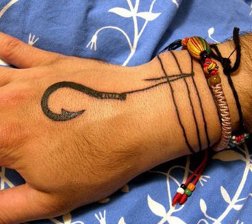 Tattoo von schwarzem scharfem hängendem am Faden  Haken an der Hand