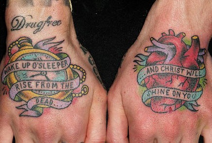 Tatuaje en la mano, reloj y corazón con inscripciones