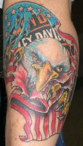 Le tatouage de logo de Harley Davidson avec un aigle patriotique