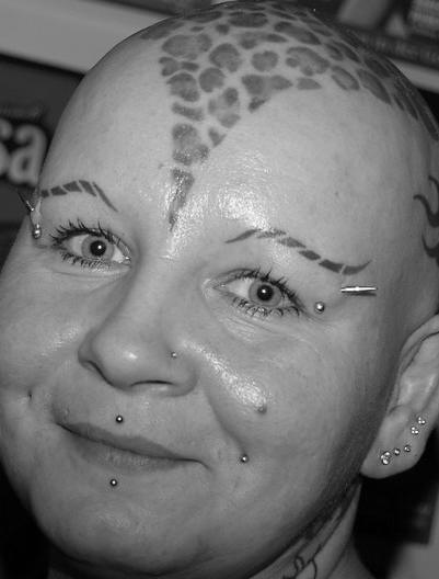 La testa di donna con tatuaggio come leopardo