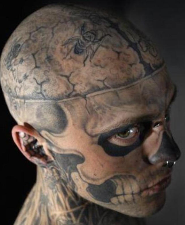 ragazzo zombie tatuaggio sul viso e testa