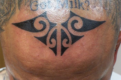 Tatuaggio nero sul fronte in stile tribale