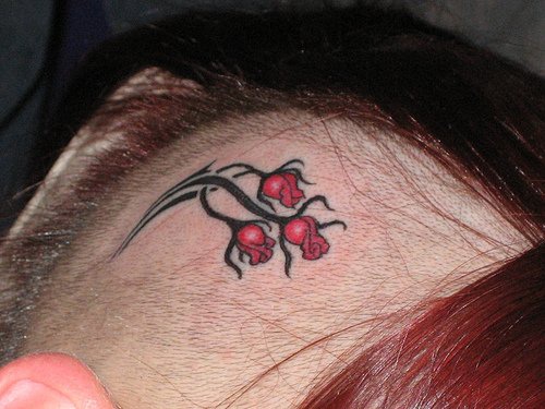 Tatuaje en la cabeza, tres rosas pequeñan, bonitas