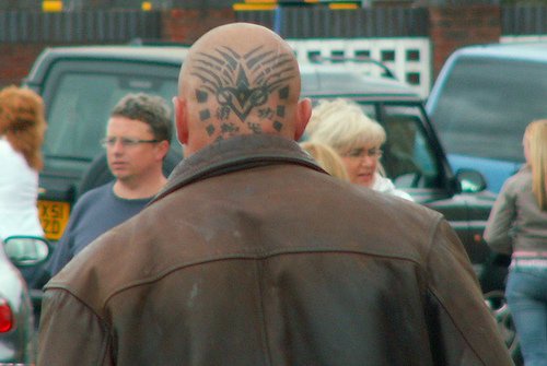 Tatuaje en la cabeza, líneas complejas, jeroglíficos
