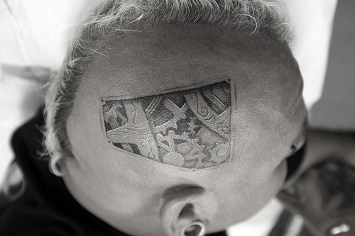 Une plate biomécanique tatouage sur la tête avec des roues différents