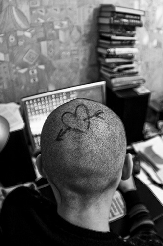 Tatuaje en la cabeza, corazón con saeta