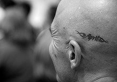 Une inscription mince tatouage sur la tête en noir