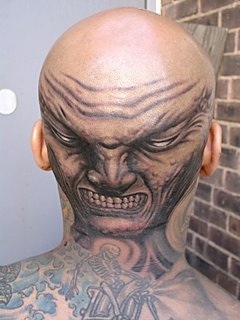 Tatuaje en la cabeza, hombre arrugado malvado