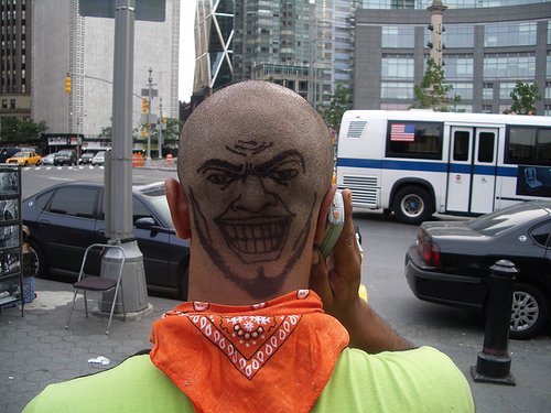 Tatuaje en la cabeza, hombre que se ríe y con barba