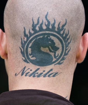 Tatuaje en la cabeza, nombre, dragon, fuego, descoloridos