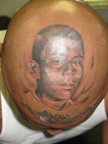 Ritratto del bambino tatuato sul occipite