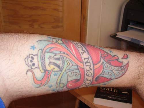 tatuaje en el brazo de corazón apuñalado con una daga