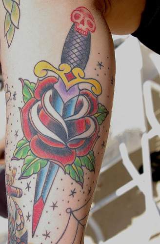 Le tatouage de rose poignardé en couleur