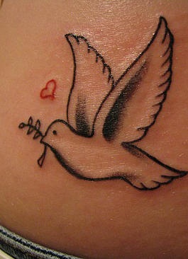 el tatuaje de una paloma de paz lineado de color negro con un corazon rojo