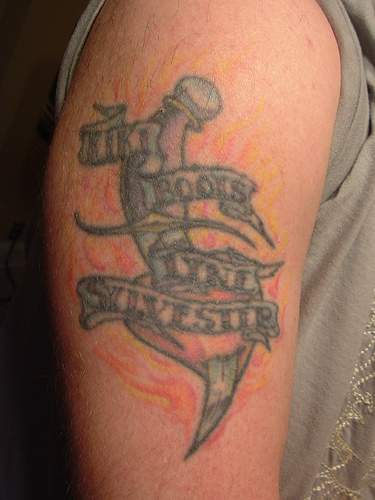 Le tatouage de poignard avec un vieux cœur