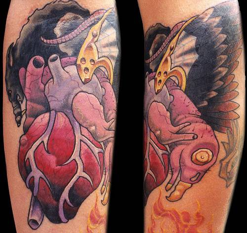 tatuaje realístico en color de corazón con buitre