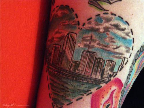 tatuaje de corazón con rascacielos dentro