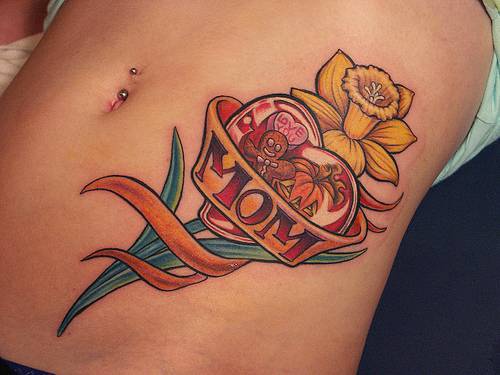 Fiore giallo con amore mamma tatuaggio