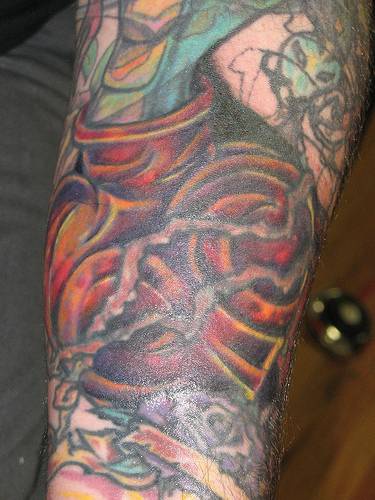 tatuaje en el brazo de la temática de corazón