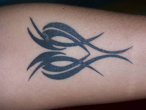 Cuore tribale tatuaggio nero