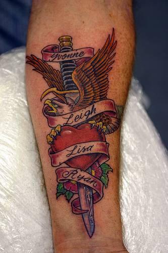 Le tatouage de cœur avec un aigle et la hache