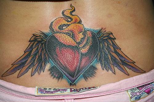 tatuaje de corazón negro con alas en llamas