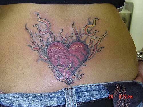 tatuaje de corazón con fuego horrible