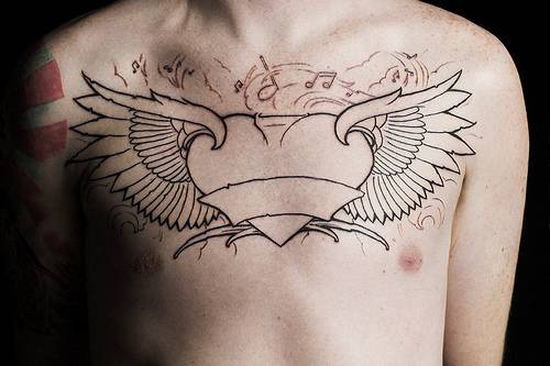 Cuore con ali sul petto pieno tatuaggio non finito