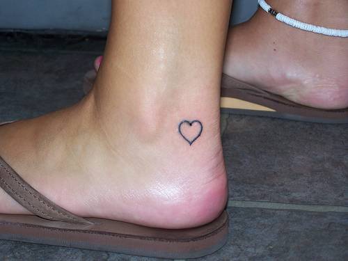 Kleines schwarzes Herz Tattoo am Fuß