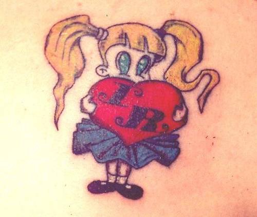 tatuaje de chica pequeña abrazando el corazón con iniciales