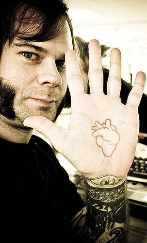 tatuaje en la palma de la mano de corazón real