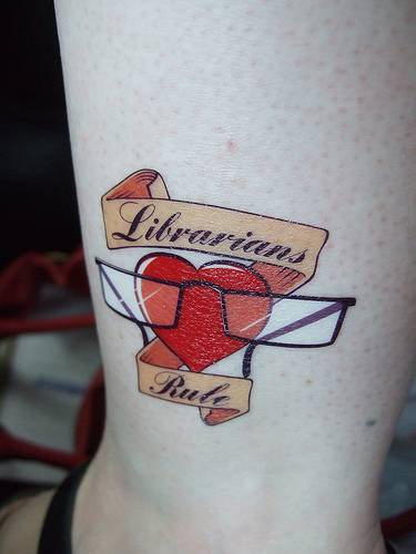 Le tatouage de cœur et de règles de librairie