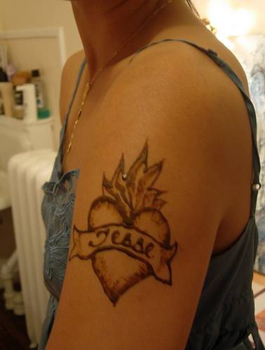 tatuaje amoroso en el brazo de corazón con nombre