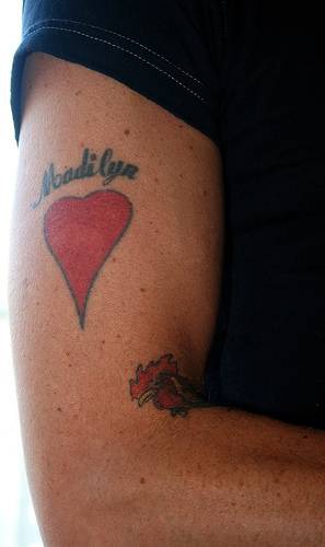 tatuaje amoroso de nombre y corazón rojo