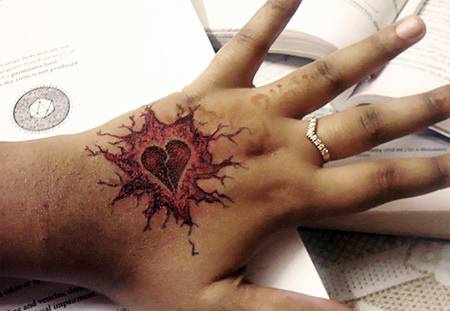 tatuaje en la mano de corazón roto