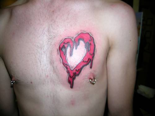 tatuaje en el pecho de corazón derritiendose