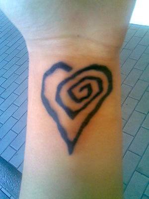 Spirales Herz Tattoo am Handgelenk