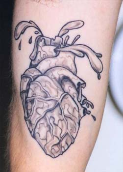 Nero cuore realistico tatuaggio