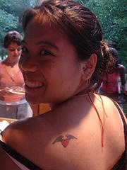 tatuaje en la espalda de pequeño corazón con alas