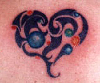 tatuaje de tribal negro corazón con gemas coloridas