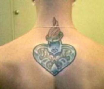 tatuaje de corazón de hierro enmarcado con llama de madera
