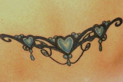 Le tatouage de cœurs d'entrelacs bleu