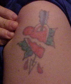 tatuaje de corazón roto con flecha